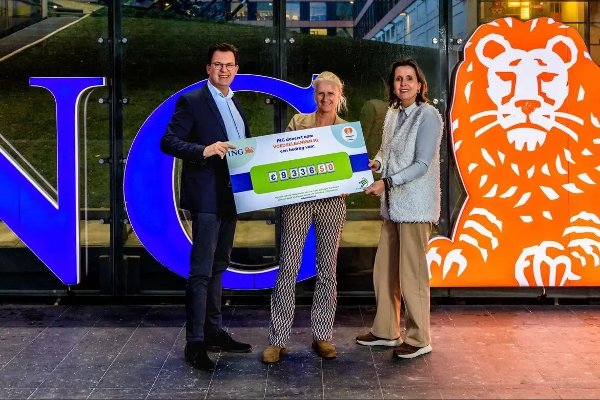 ING makes donation to Voedselbank