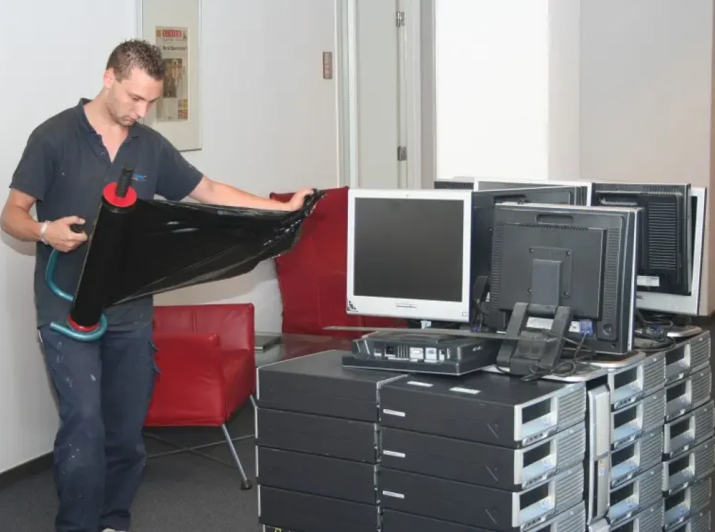 Aegon shares out super-sum via poll