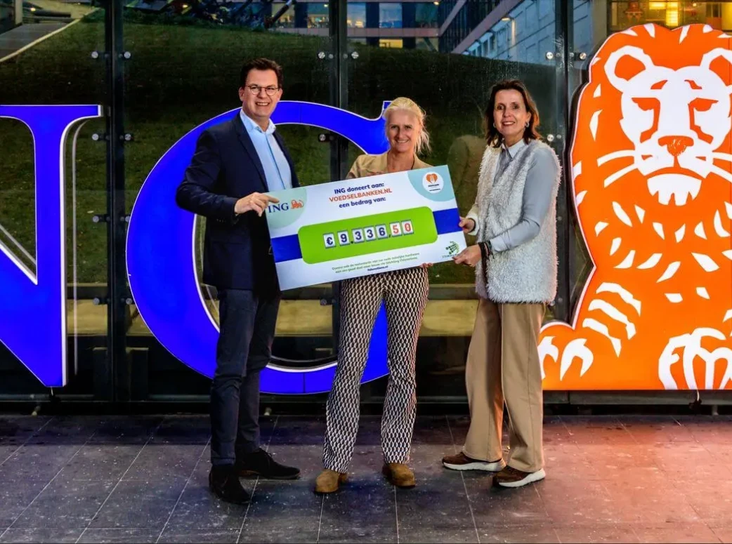 ING makes donation to Voedselbank