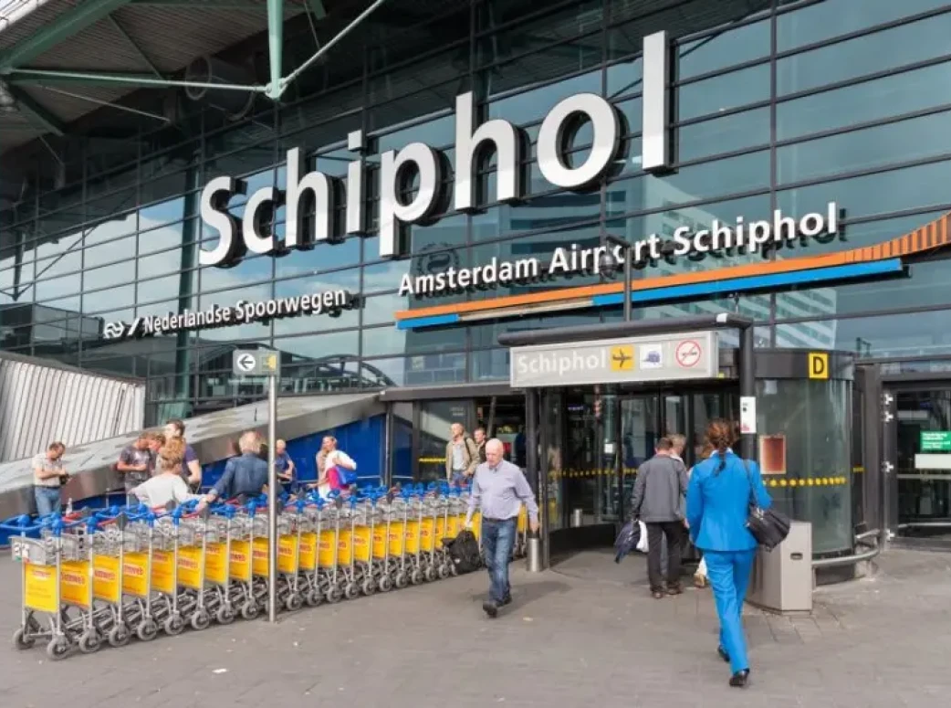 Schiphol Airport disposes of flight information boards via ITdonations